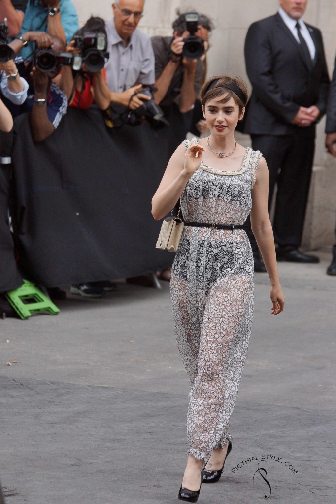 Protégé : Lily Collins à la sortie du défilé Chanel